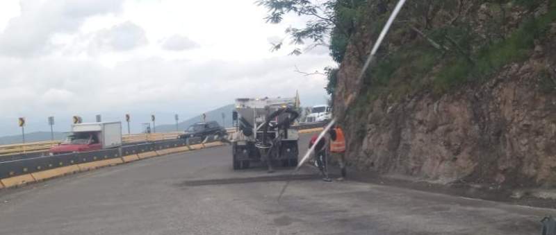 Se inician trabajos de bacheo en las inmediaciones del Auditorio Guelaguetza