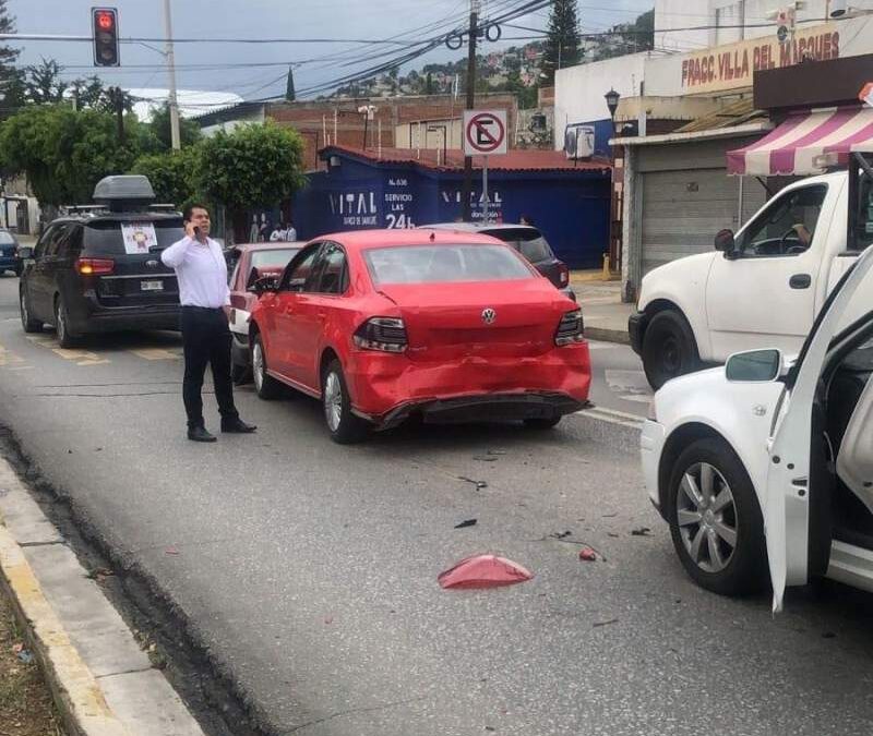 Se registra carambola en avenida de la capital oaxaqueña