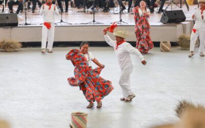 Tarde pletórica de alegría con la Guelaguetza vespertina; miles abarrotaron el Auditorio en el Cerro del Fortín