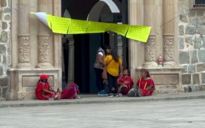 Toman triquis accesos al Palacio Municipal