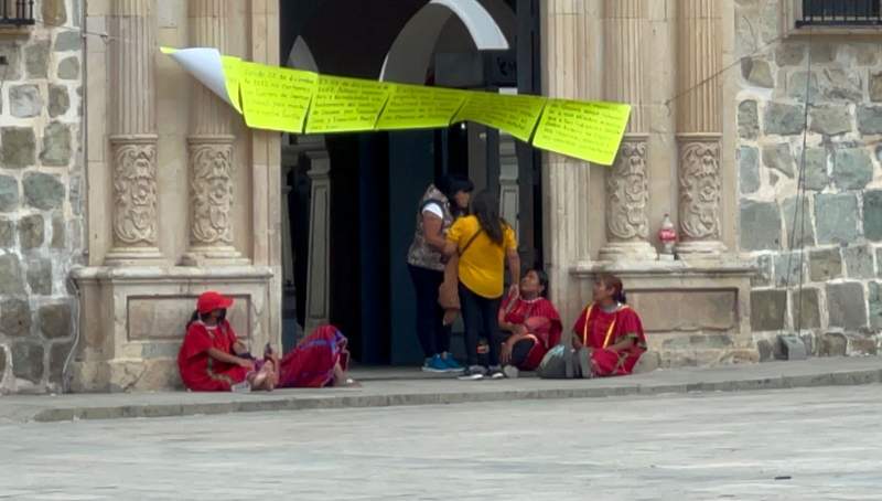 toman-triquis-accesos-al-palacio-municipal