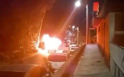 Por presunto robo, se incendia camioneta en la Primera Etapa