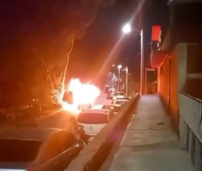 Por presunto robo, se incendia camioneta en la Primera Etapa