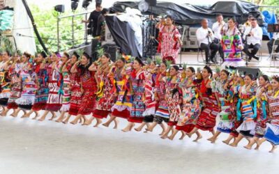 Vive Oaxaca una espléndida Guelaguetza 2023; miles abarrotan el auditorio en la edición matutina