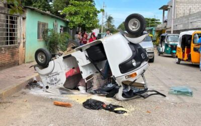 Vuelca moto taxi tras ser impactado en Tehuantepec