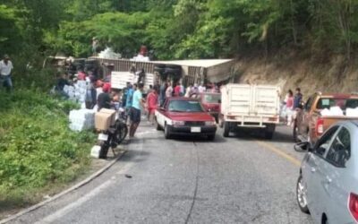 Vuelca tráiler de Maseca en la Costera de Oaxaca; se reporta rapiña