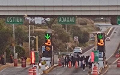 Amanece tomada por manifestantes la caseta de peaje de Huitzo en los Valles Centrales