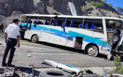 Ascienden a 18 los muertos por accidente en autopista Cuacnopalan-Oaxaca
