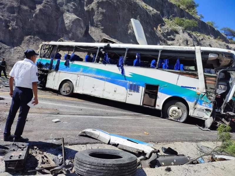 Ascienden a 18 los muertos por accidente en autopista Cuacnopalan-Oaxaca