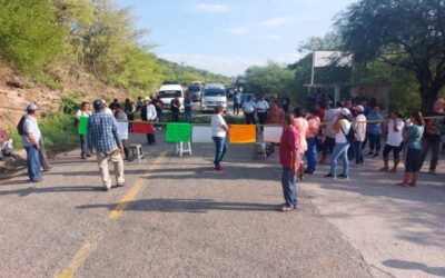 Con bloqueo carretero, piden restitución de directora del IEBO en Cuicatlán