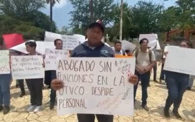 Docentes y administrativos de la UTVCO protestan por despidos injustificados