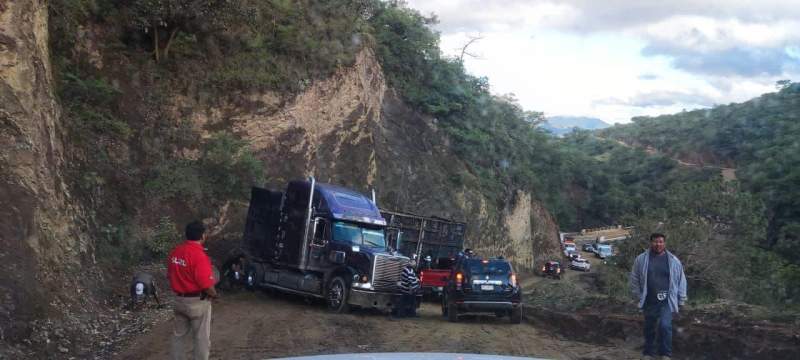 Dos fuertes accidentes dejan sin paso a la altura de Nochixtlán y de Oaxaca a la Costa