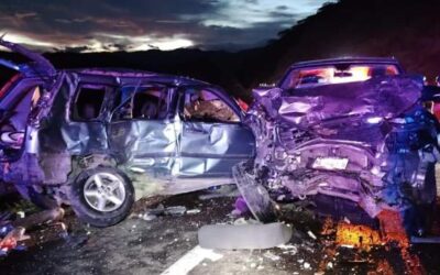 Dos personas muertas y seis heridos deja accidente en autopista de Oaxaca