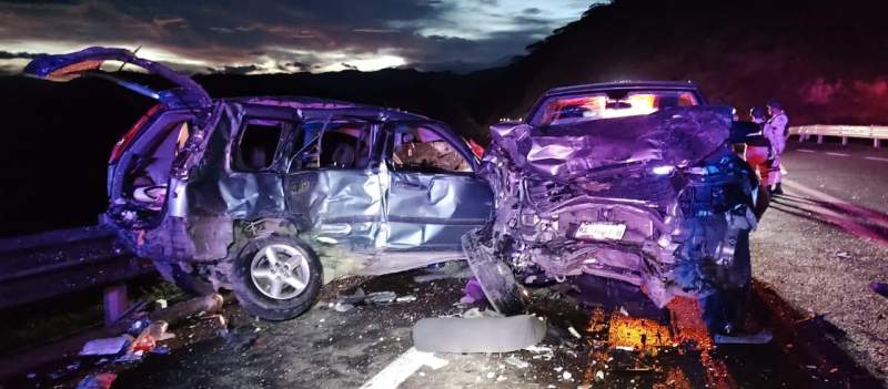 Dos personas muertas y seis heridos deja accidente en autopista de Oaxaca