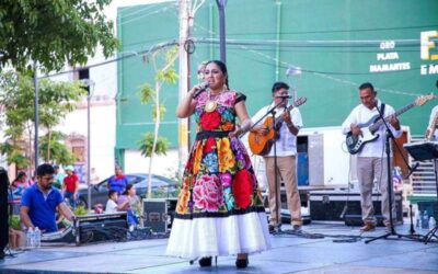 Enciende Patricia Alcaraz, con su canto, el Parque Juárez de Juchitán