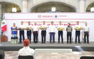 Entrega gobernador Salomón Jara placas de pecho y equipos de protección a nuevos elementos del Cuerpo de Bomberos