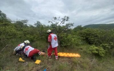Hombre es rescatado tras ser golpeado y aventado en Barranco en carretera de Oaxaca