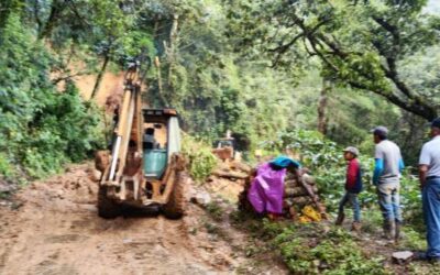Protección Civil y Sedena, liberan camino a Santiago Atitlán tras derrumbes ocasionados por las fuertes lluvias