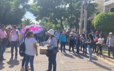 Protestan sindicalizados del CSEEIIO en la colonia Reforma