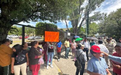Protestan vecinos de Santa Rosa Panzacola en CFE; exigen servicio de electricidad