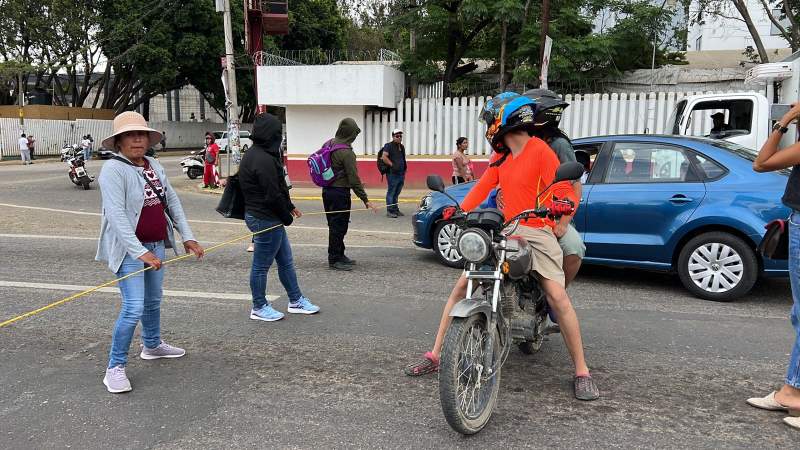 San Cristóbal Amatlán bloquean carretera federal 190 para exigir recursos de Agatha