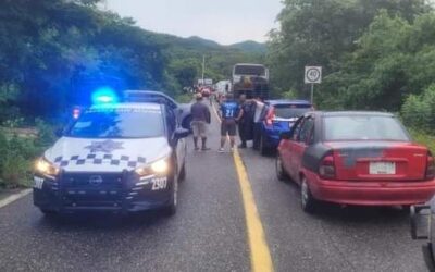 San Isidro Chacalapa lleva 24 horas de bloqueo carretero en la Costera