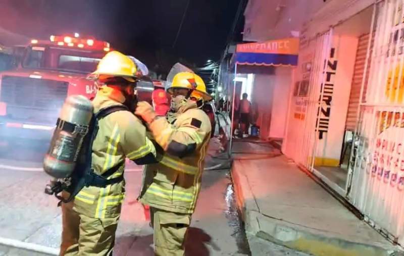 Se incendia local de mezcal en centro de Juchitán