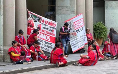 Triquis protestan en Palacio de Gobierno