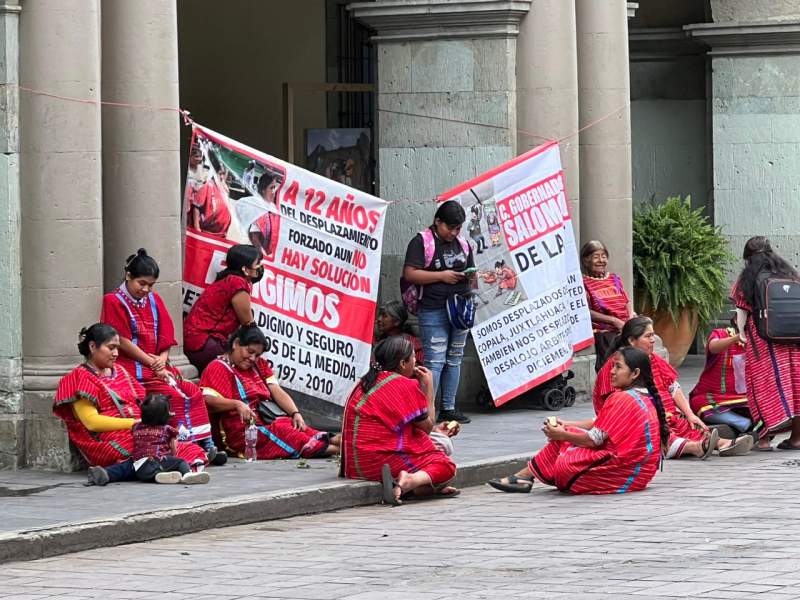 Triquis protestan en Palacio de Gobierno