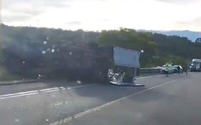 Vuelca un tráiler a la altura de Huitzo