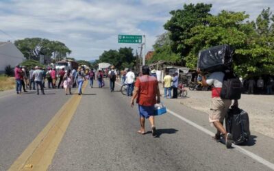Campesinos bloquean en Tehuantepec