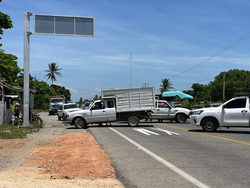 Campesinos bloquean paso en Tehuantepec