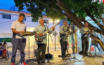 Cautiva Trío San Vicente en concierto en el centro de Juchitán