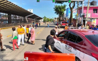 Con bloqueo, exigen retiro de migrantes en inmediaciones de la Central de Abasto de Oaxaca
