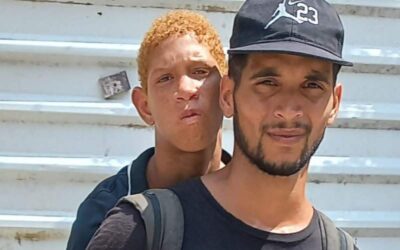 Con su hijo a cuestas familia de migrantes busca llegar a los Estados Unidos