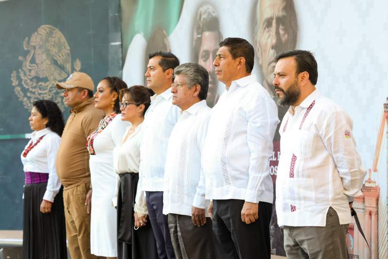 encabeza-salomon-jara-izamiento-de-la-bandera-en-memoria-de-las-victimas-de-los-sismos-de-1985-y-2017