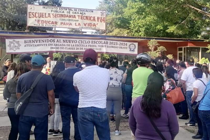 Estalla conflicto en Escuela Secundaria Técnica 84 de la Villa de Etla