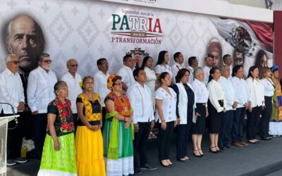 Laura Estrada Mauro encabeza el Izamiento de la Bandera Nacional