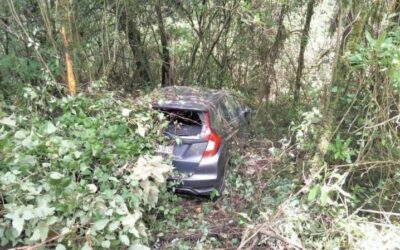 Localizan un vehículo abandonado en carretera a la Sierra Juárez