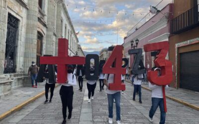 Marchan normalistas en Oaxaca por Ayotzinapa