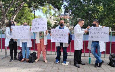 Médicos especialistas piden respeto de plazas y pagos