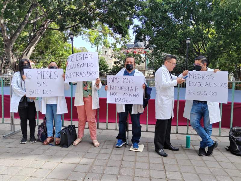 Médicos especialistas piden respeto de plazas y pagos