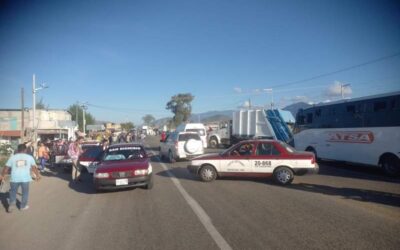 Padres de familia cierran paso en Tlacolula por obras