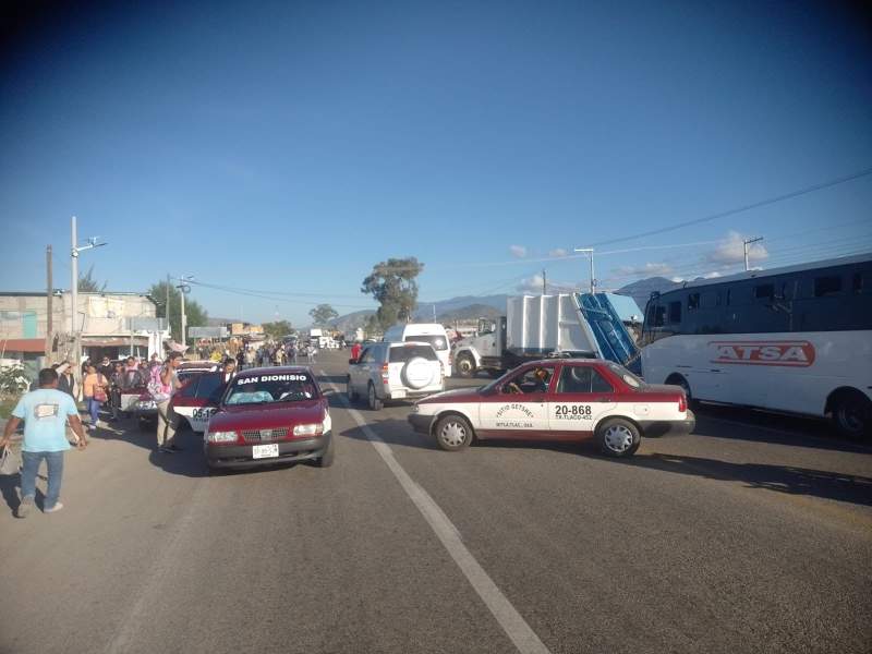 padres-de-familia-cierran-paso-en-tlacolula-por-obras