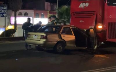 Pierde la vida automovilista tras impactar contra un autobús en la capital