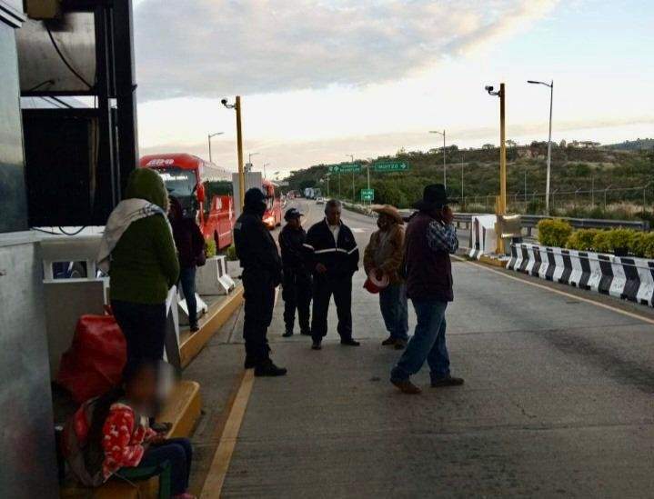 Por segundo día, toman la Caseta de Peaje de Huitzo