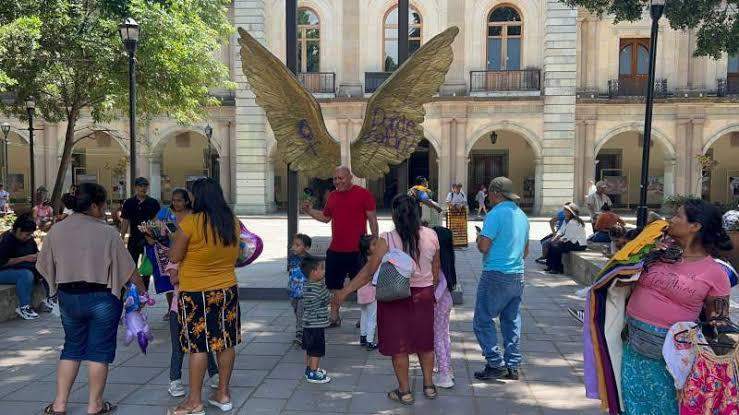 Retiran el Monumento a las Alas del zócalo de Oaxaca