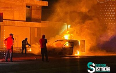 Se incendia camioneta de paquetería en carretera del Istmo
