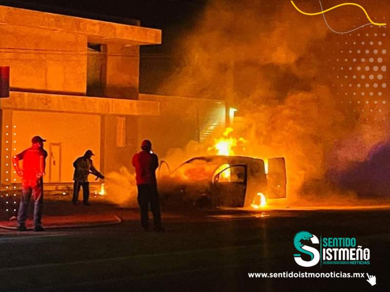 Se incendia camioneta de paquetería en carretera del Istmo