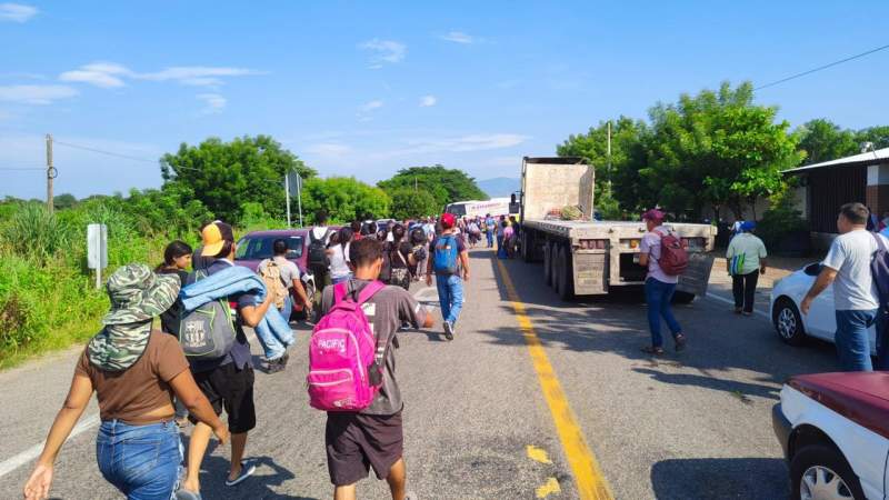 seccion-22-bloquea-en-el-istmo-y-en-los-valles-centrales